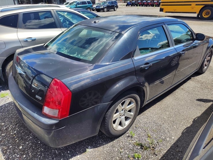 2007-chrysler-300-base-runs/moves-image-4