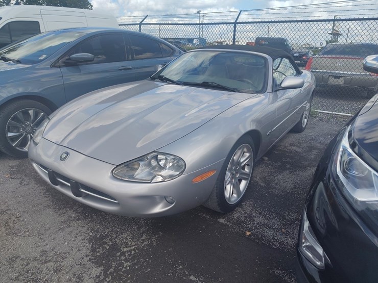 2000-jaguar-xk-series-runs/moves-xk8-image-2