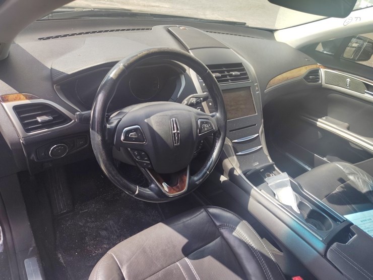 2014-lincoln-mkz-runs/moves-base-image-7
