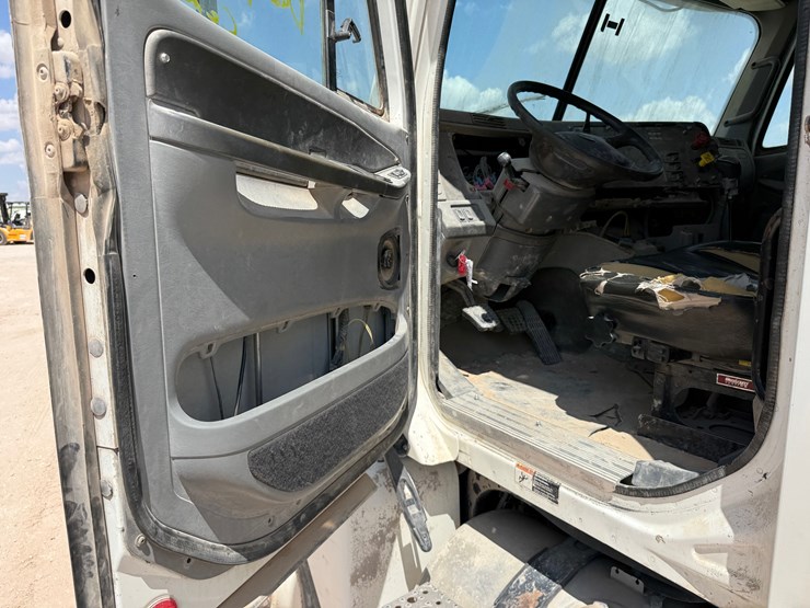 2007-freightliner-columbia-120-image-10