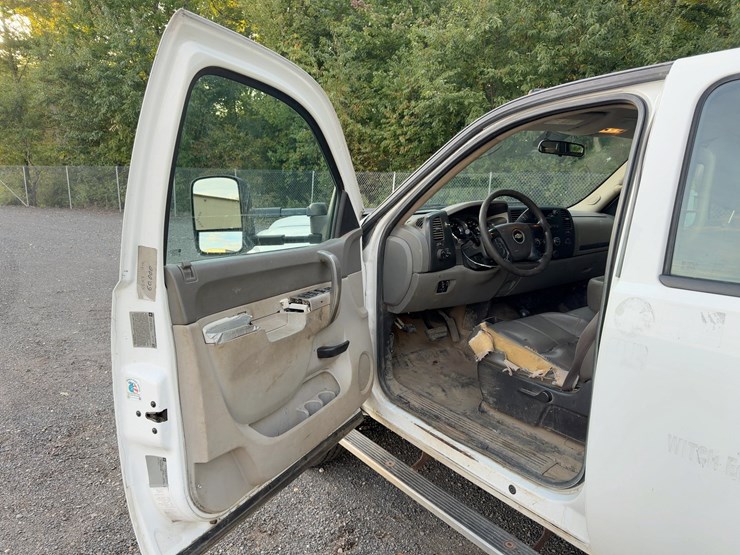 2013-chevrolet-3500hd-image-22