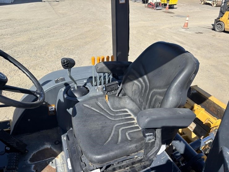 2021-deere-210l-image-33