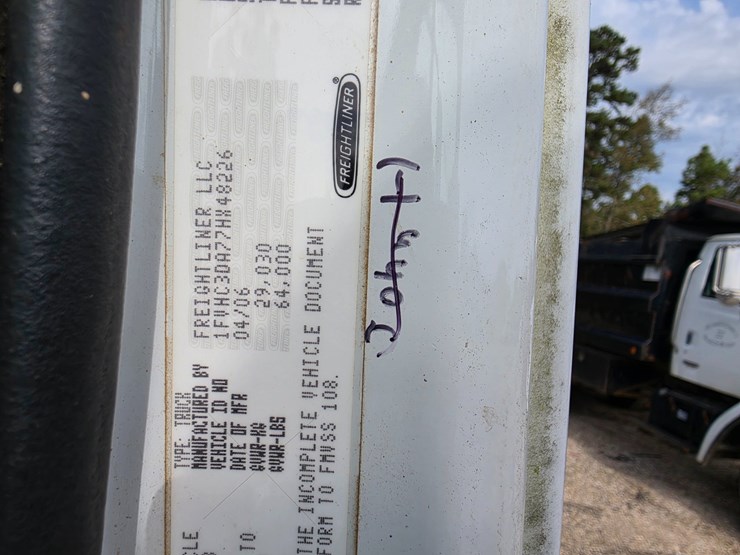 2007-freightliner-m2-106-image-75