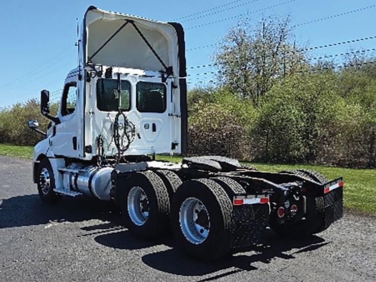 2019-freightliner-cascadia-126-image-2