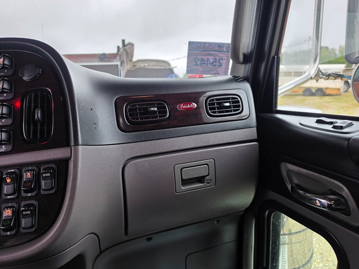 2018-peterbilt-389-image-62