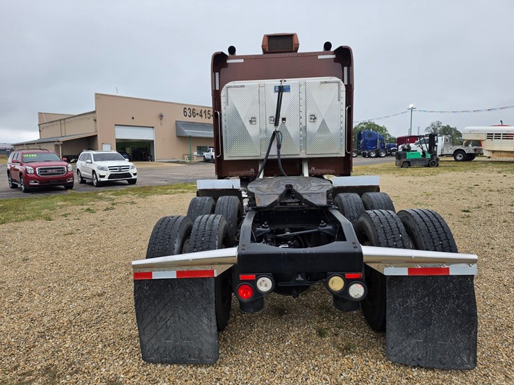 2018-peterbilt-389-image-15