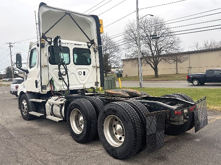 2021-freightliner-cascadia-126-image-2