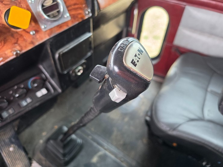 1996-peterbilt-379-image-64