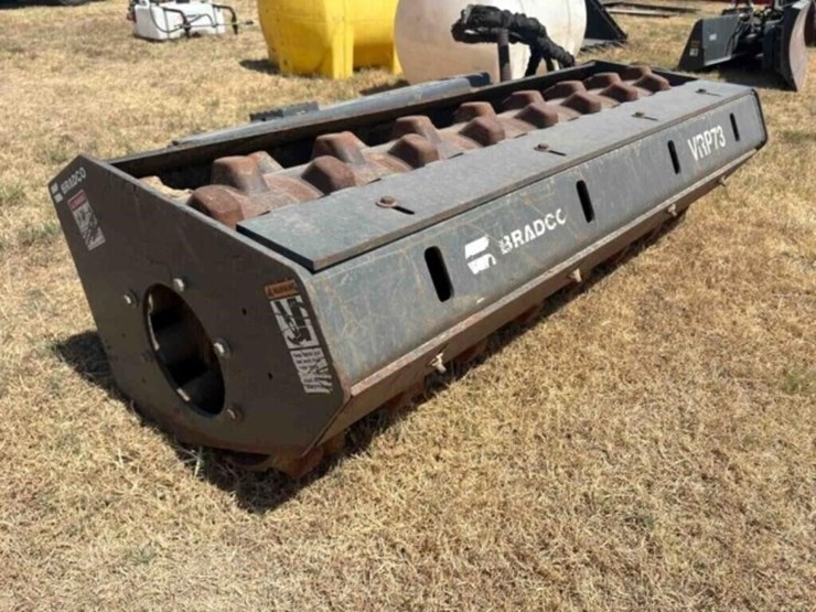 bradco-vrp73-padded-drum-vibratory-roller-skid-att-image-2