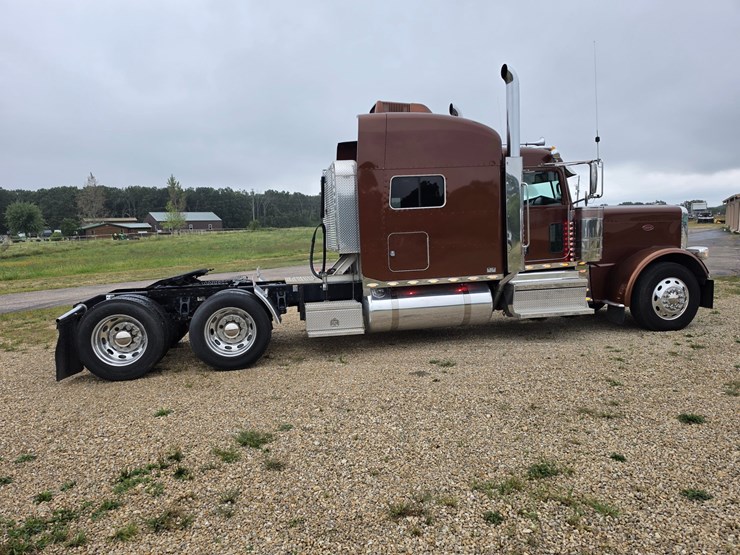 2018-peterbilt-389-image-21
