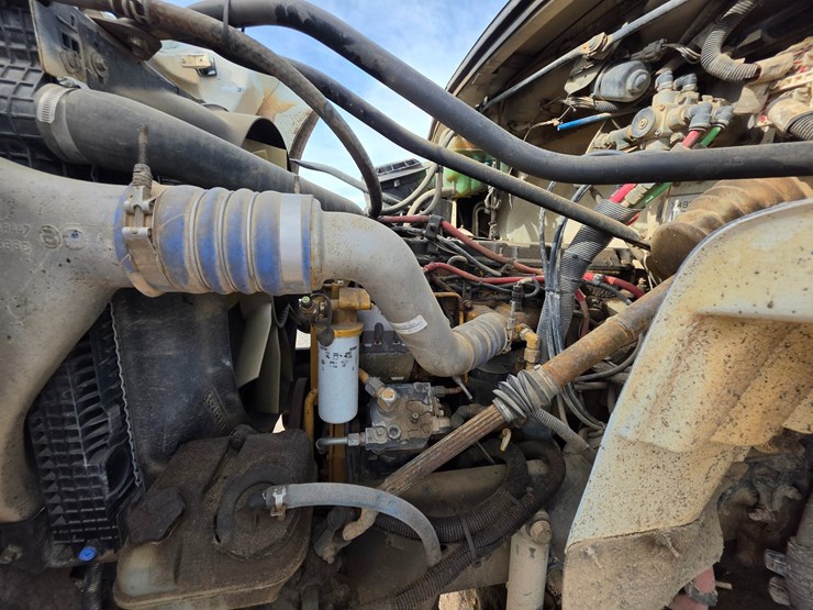 2007-freightliner-m2-106-image-54