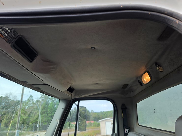 2007-freightliner-m2-106-image-78