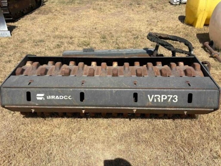 bradco-vrp73-padded-drum-vibratory-roller-skid-att-image-1