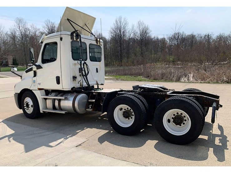 2019-freightliner-cascadia-126-image-2