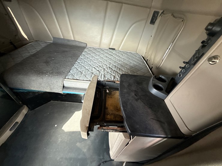 2019-peterbilt-579-image-44