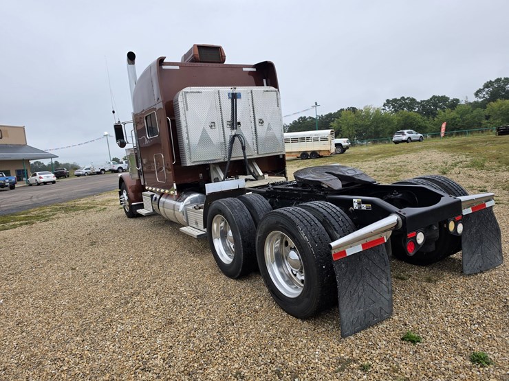 2018-peterbilt-389-image-13