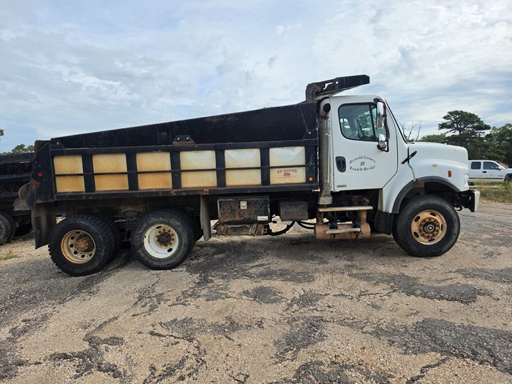 2007-freightliner-m2-106-image-11