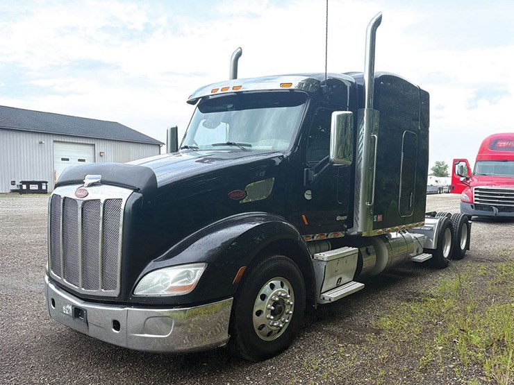 2015-peterbilt-579-image-1