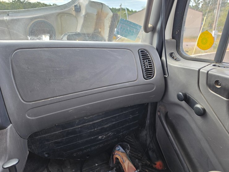 2007-freightliner-m2-106-image-81