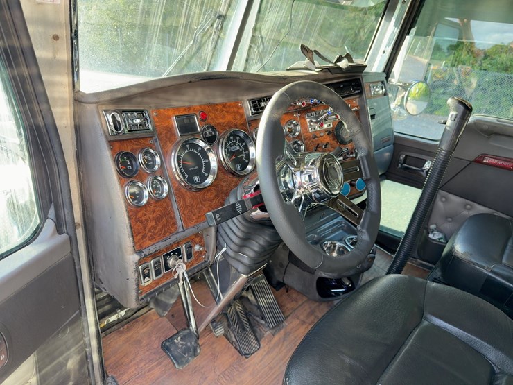 2002-kenworth-w900-image-29