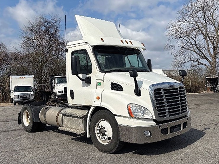 2020-freightliner-cascadia-113-image-1