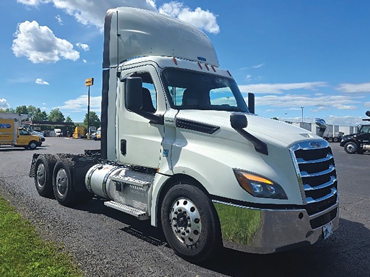 2019-freightliner-cascadia-126-image-1