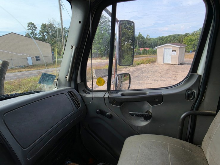 2007-freightliner-m2-106-image-80