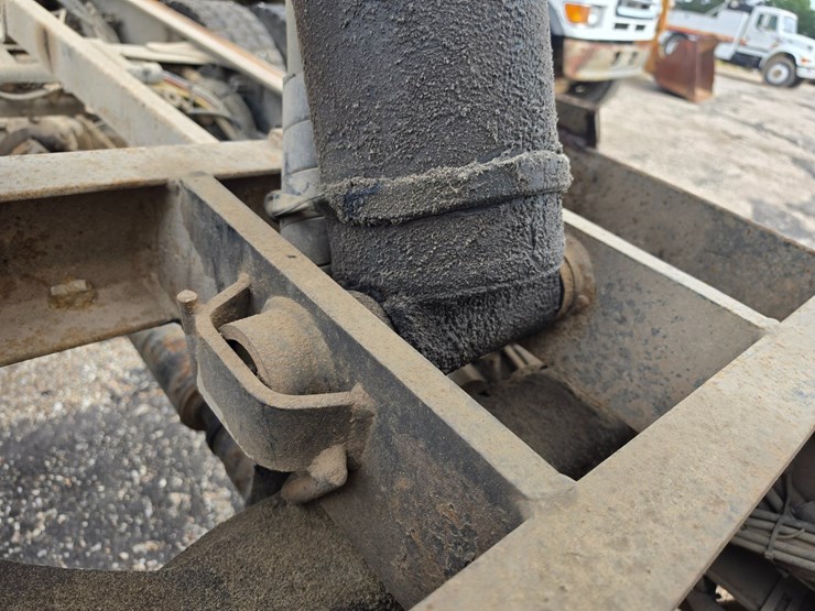 2007-freightliner-m2-106-image-23