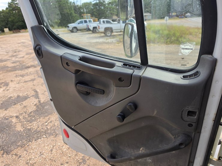 2007-freightliner-m2-106-image-90