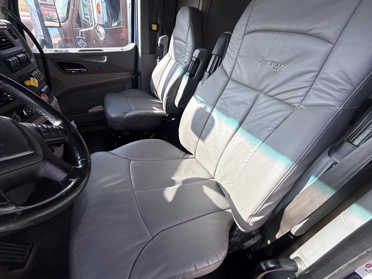 2019-peterbilt-579-image-39
