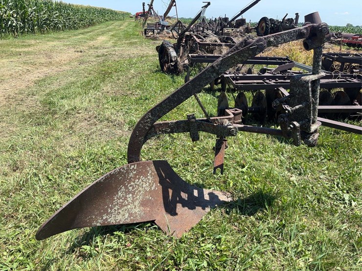 allis-chalmers-14”-one-bottom-moldboard-plow-image-2
