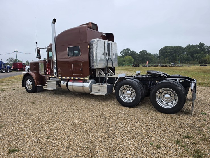 2018-peterbilt-389-image-10