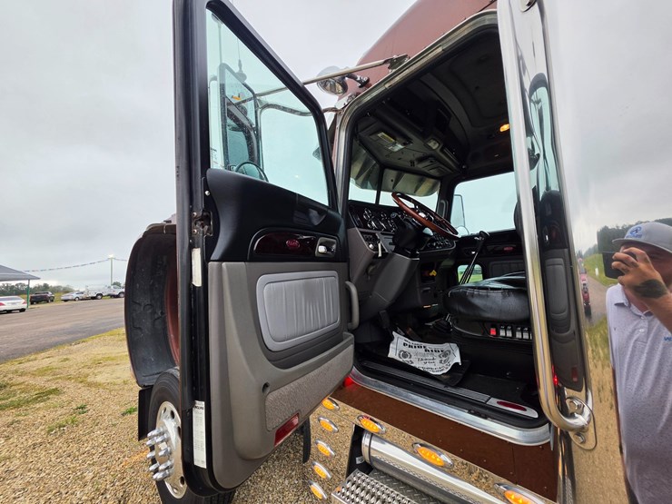 2018-peterbilt-389-image-53