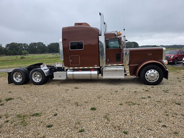 2018-peterbilt-389-image-24