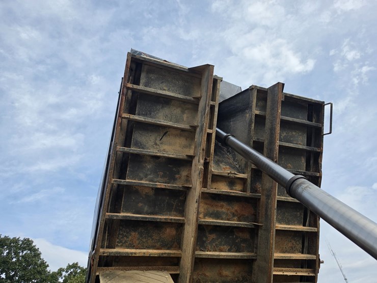 2007-freightliner-m2-106-image-25