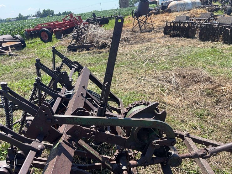 john-deere-13-shank-field-cultivator-image-18