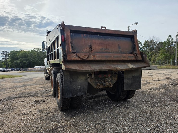 2007-freightliner-m2-106-image-6
