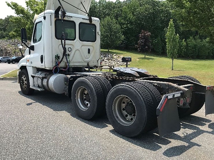2018-freightliner-cascadia-125-image-2