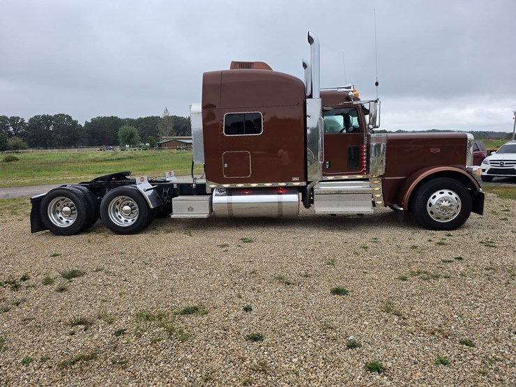 2018-peterbilt-389-image-23