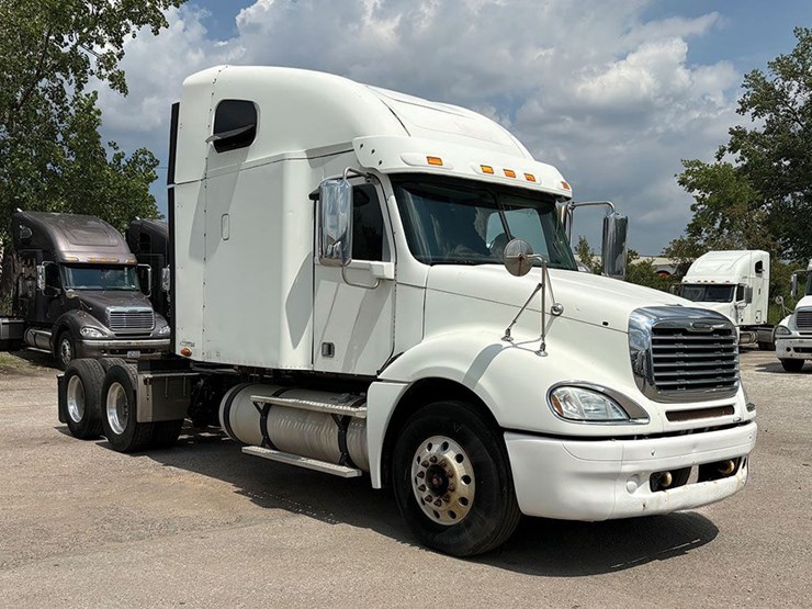 2013-freightliner-cl120-columbia-image-1