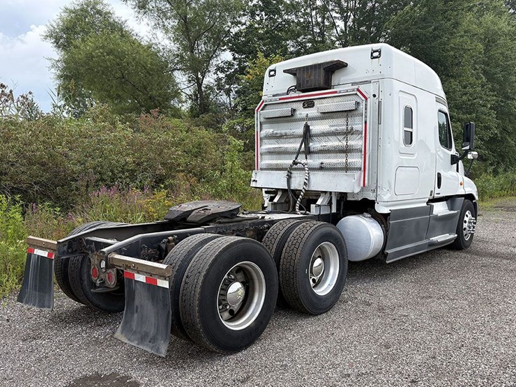 2014-freightliner-cascadia-125-image-4
