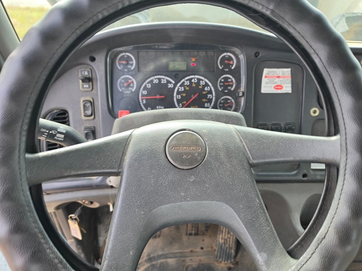 2007-freightliner-m2-106-image-88