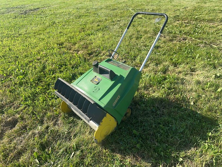 john-deere-320-snow-thrower-image-1