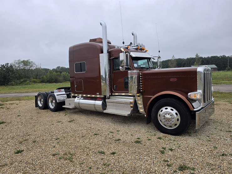 2018-peterbilt-389-image-26
