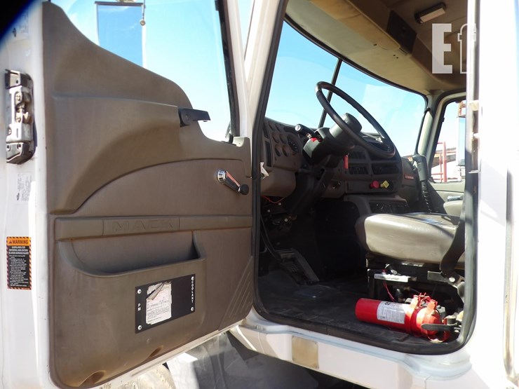 2003-mack-ch600-image-17