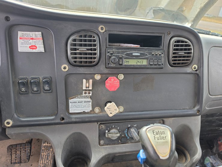 2007-freightliner-m2-106-image-82