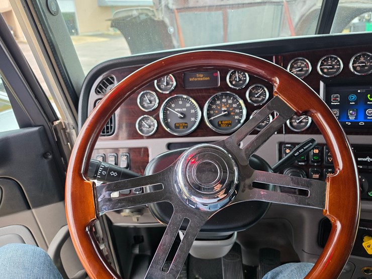 2018-peterbilt-389-image-73