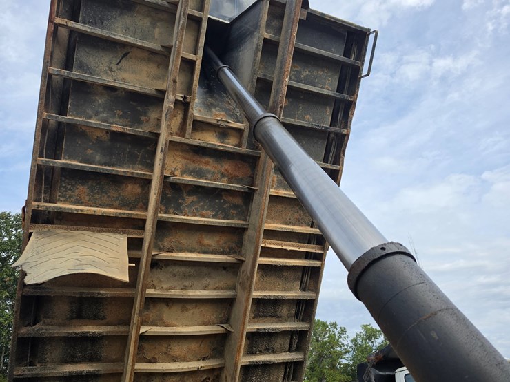 2007-freightliner-m2-106-image-24