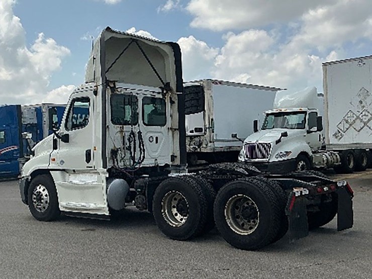 2019-freightliner-cascadia-125-evolution-image-2
