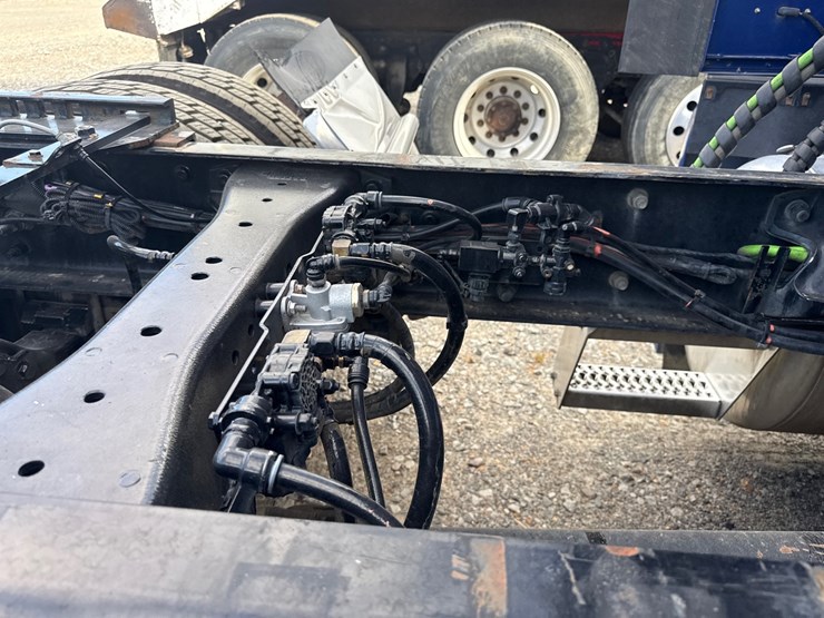 2019-peterbilt-579-image-19